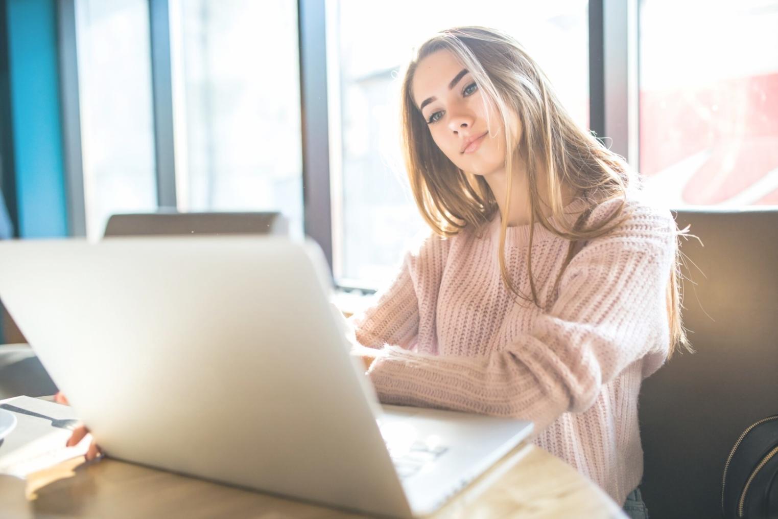 Bureau nuviexara à Strasbourg avec équipe travaillant sur solutions de gestion financière